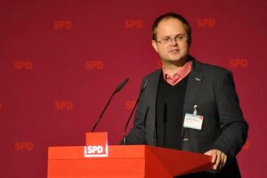 Florian Hüfner, der Bundestagskandidat für den Burgenlandkreis, bei seiner Bewerbungsrede